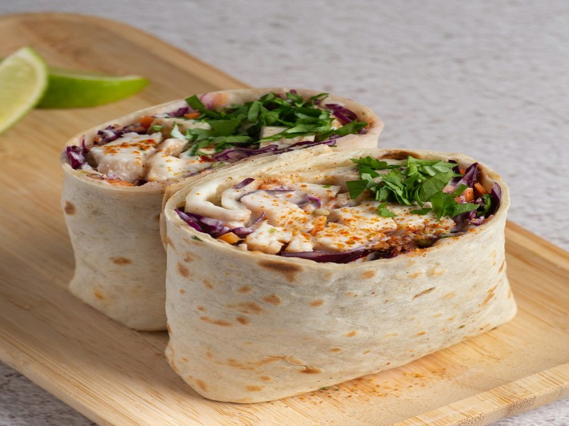 Wrap Integral de Grão-de-Bico com Molho Cremoso de Tahine
